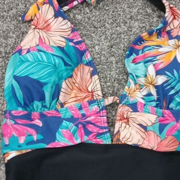 Cupshe high waisted 1 piece halter swimsuit with plunge neckline size small NWT - Picture 3 of 3